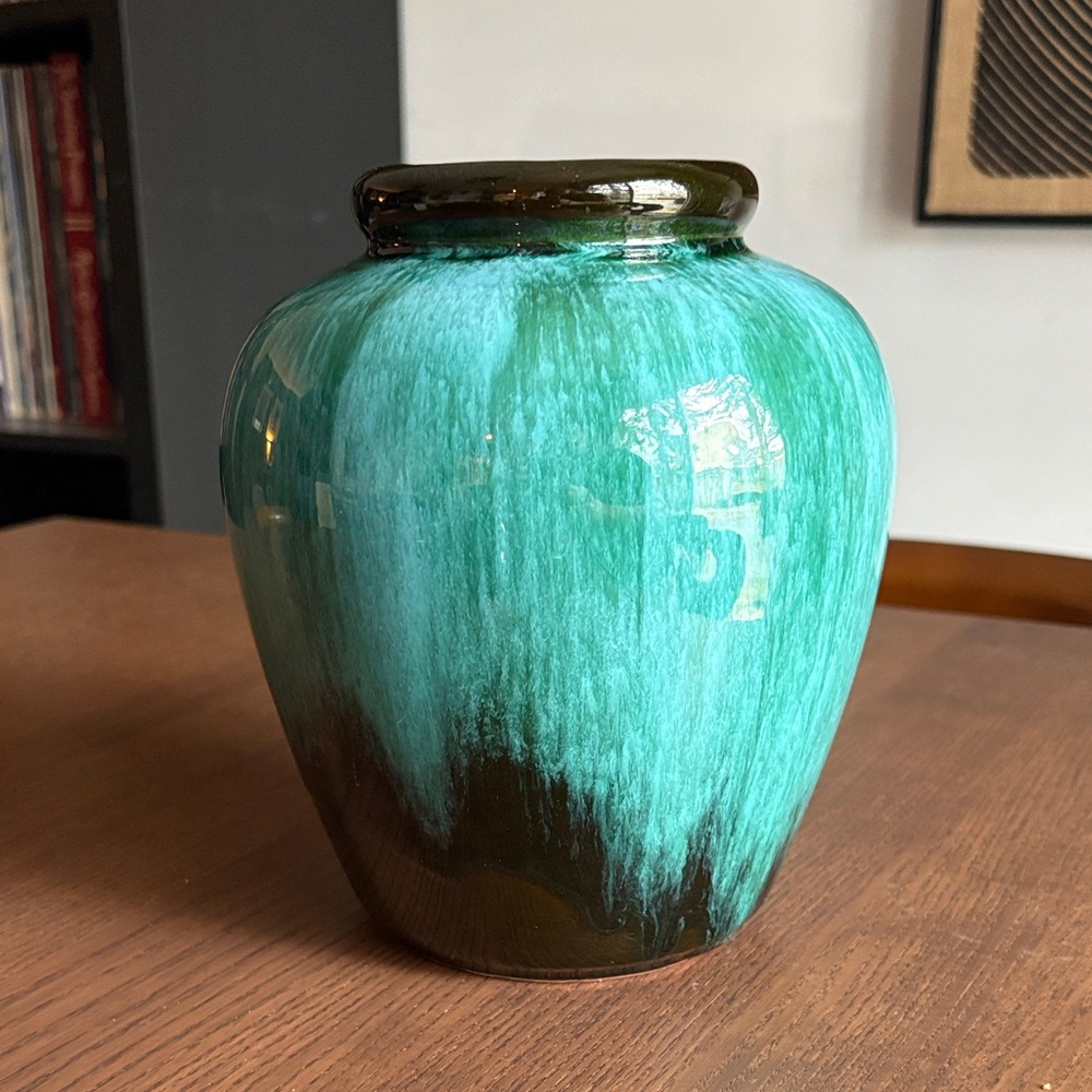 VINTAGE BLUE MOUNTAIN POTTERY - Ceramic Vase